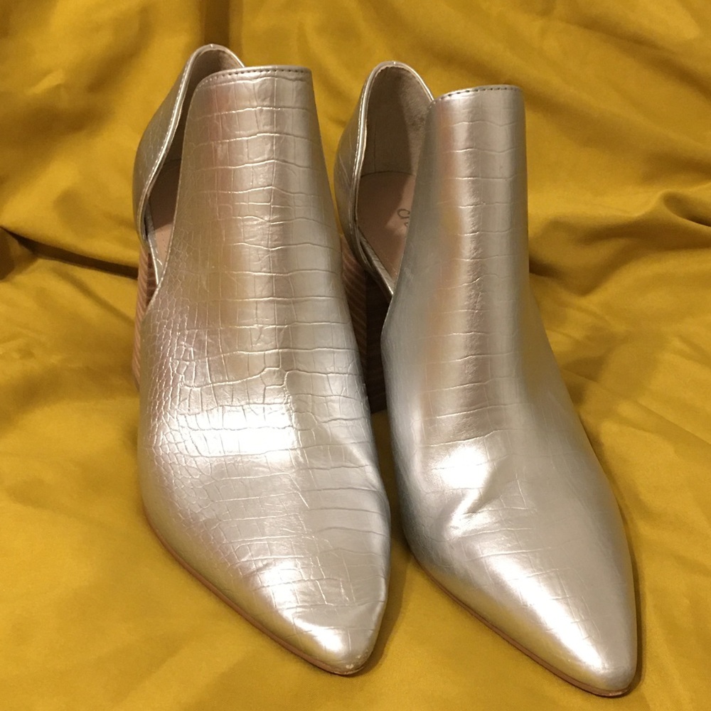 Charles by Charles David Women’s Silver Crocodile Print Cut Out Varro Booties 9M
